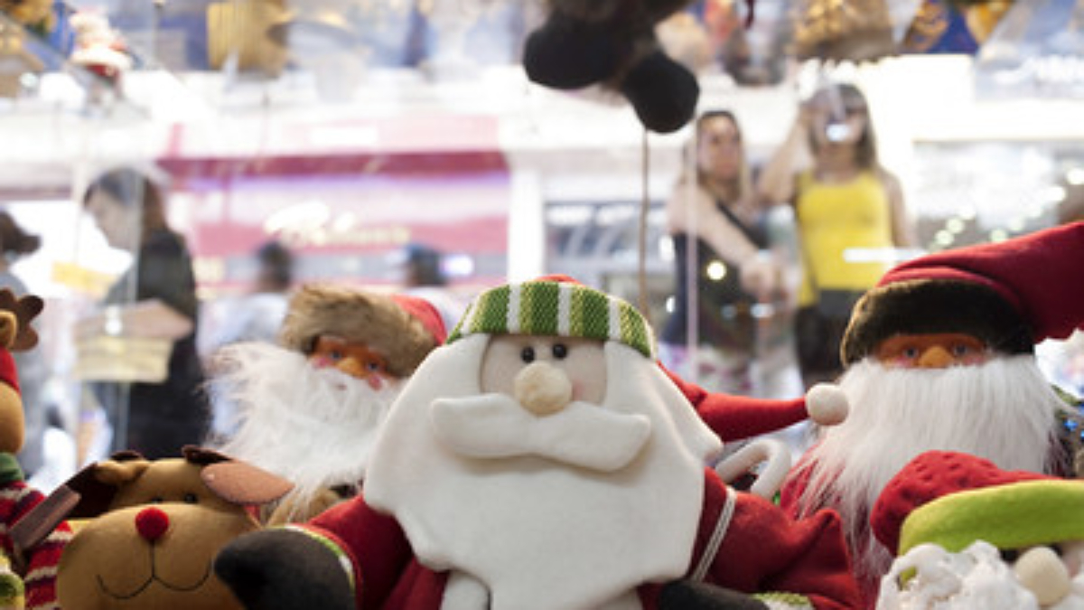 Foto de capa para o Jornal de Negcios sobre decorao de Natal nas lojas da 25 de Maro.Reportagem de capa do Jornal de Negcios a respeito de como as lojas preparam as vitrines para o Natal.Lojas da Ladeira Porto Geral.13/11/2017. Local:So Paulo,SP. Foto : Reinaldo Canato / Ricardo Yoithi Matsukawa-ME/Sebrae - SP