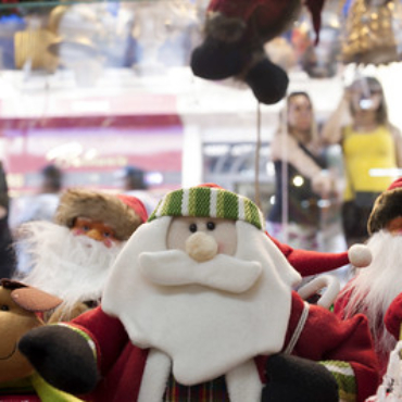 Foto de capa para o Jornal de Negcios sobre decorao de Natal nas lojas da 25 de Maro.Reportagem de capa do Jornal de Negcios a respeito de como as lojas preparam as vitrines para o Natal.Lojas da Ladeira Porto Geral.13/11/2017. Local:So Paulo,SP. Foto : Reinaldo Canato / Ricardo Yoithi Matsukawa-ME/Sebrae - SP